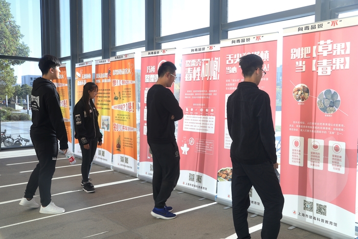 學生觀看“禁毒普法主題巡展”圖片展
