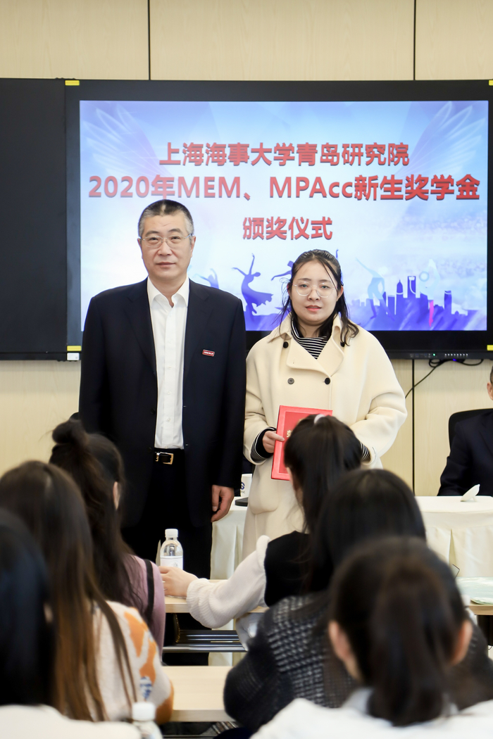 楊萬楓副校長為一等獎學員頒獎
