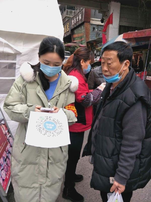 安全161謝淩昕在火車站為返黔人員登記信息
