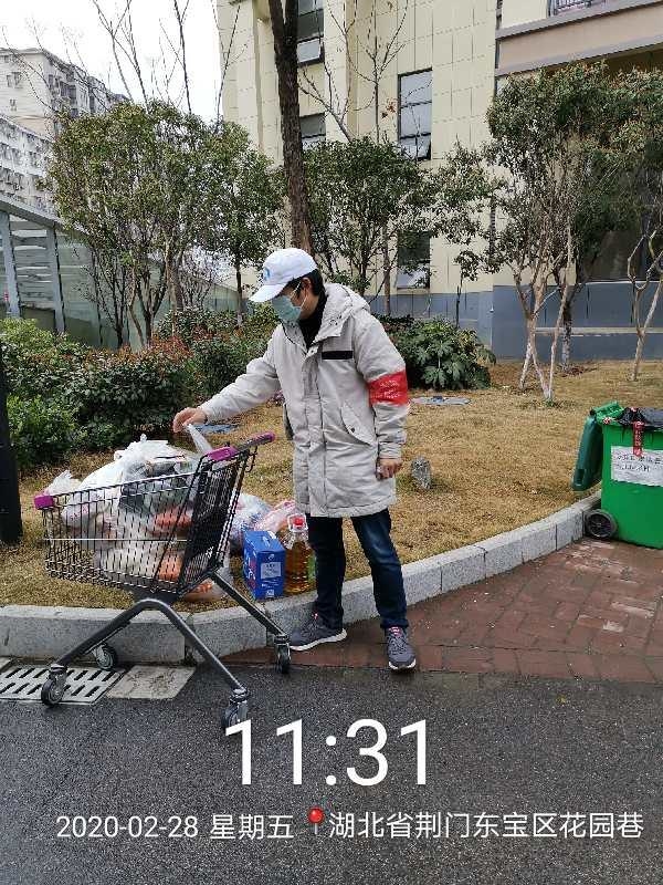 交通運輸安全與環境工程17級李海波為小區居民采購生活物資