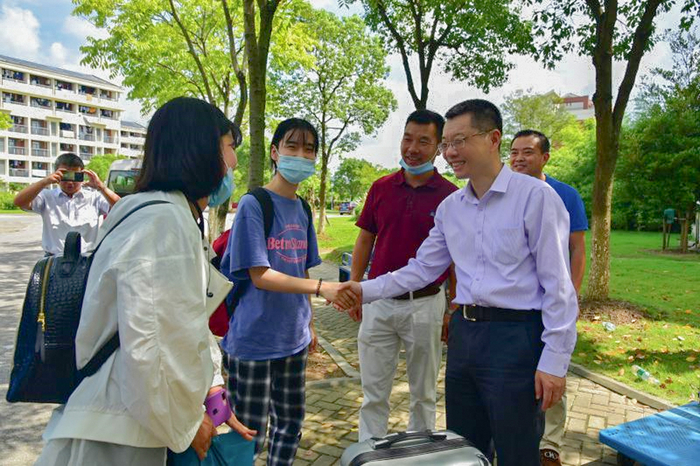 陸靖校長迎接慰問返校學生
