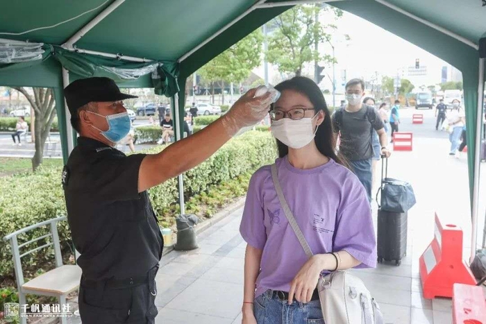 進校測體溫
