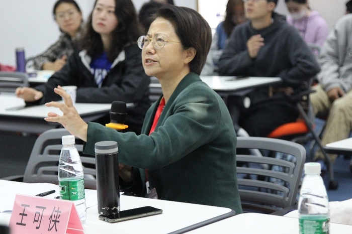 安徽省社科院經濟所原所長🕺🏿、安徽省政府參事王可俠教授現場評議指導