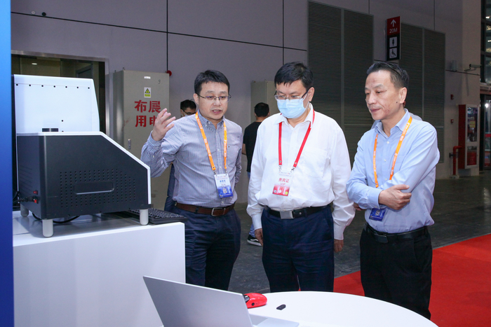 上海市教委王平主任聽取嚴偉副校長介紹參展情況