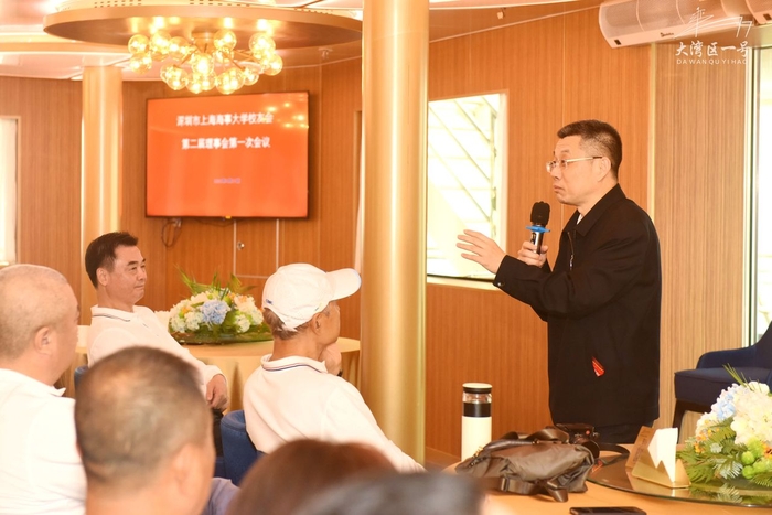  陸靖校長介紹學校情況