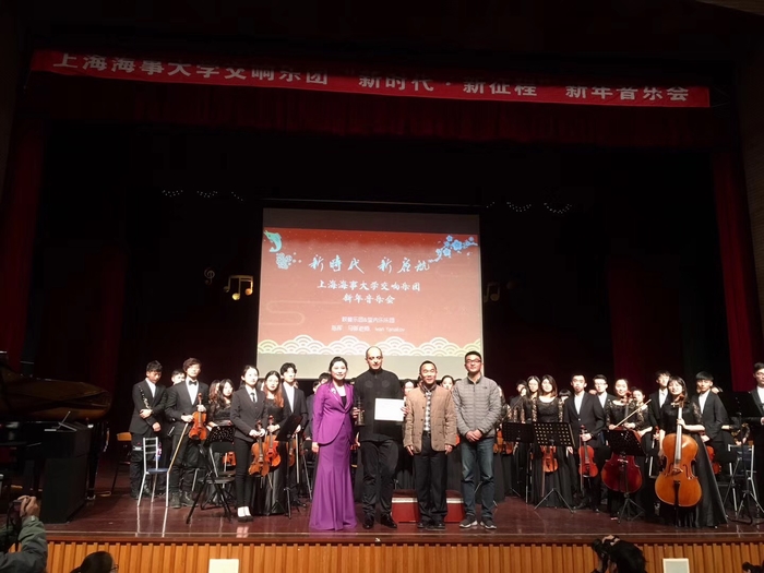 王海威副書記為伊萬•雅那科夫頒發我校交響樂團客座指揮證書