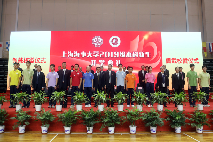 校領導為新生代表佩戴校徽