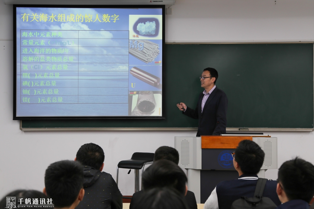 李曉峰老師在上課