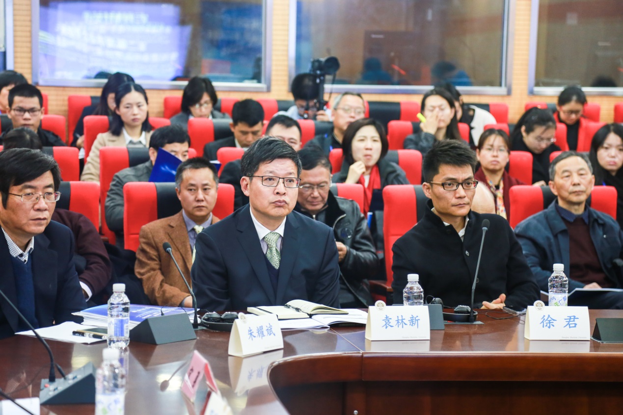 與會者專註聽取報告