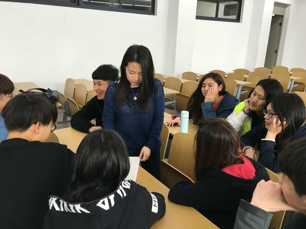 和學生們在一起討論